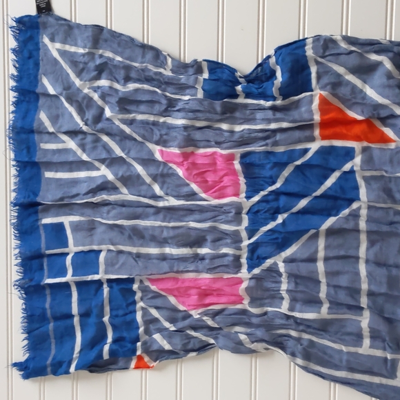Vera Bradley 100% Viscose Geometric Scarf - Picture 4 of 6